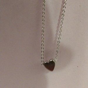 NWT DAINTY SILVER SOLID HEART NECKLACE